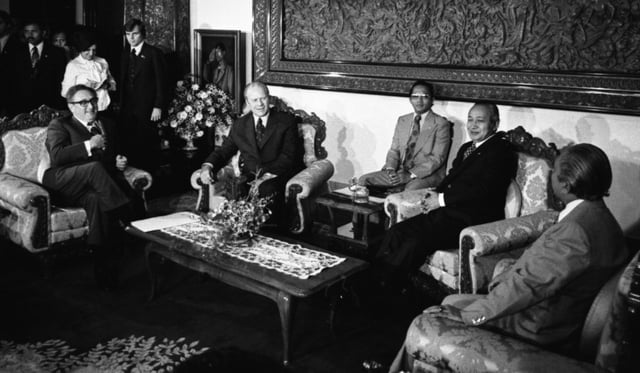 Indonesian President Suharto with Ford and Kissinger in Jakarta on 6 December 1975, one day before the Indonesian invasion of East Timor.