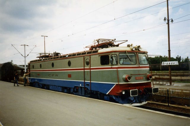 CFR electric locomotive 060 EA1 242 at Brașov Station, Romania, May 1994