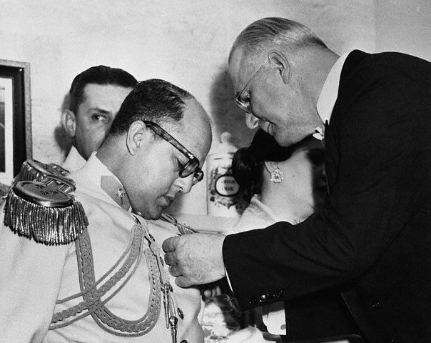 The general Marcos Pérez Jiménez receive the "Legion of Merit" in Caracas (February 13, 1954) by US ambassador Fletcher Warren