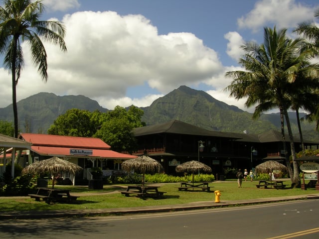 Hanalei town with a view of Mt. Na Molokama, and Māmalahoa