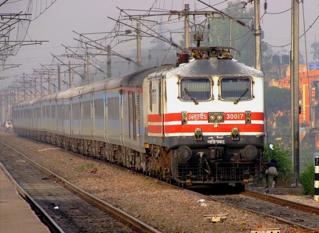 Lucknow Swarna Shatabdi Express near New Delhi.