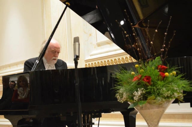Peter Donohoe playing piano in Pristina in 2013.