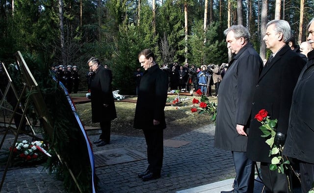 Medvedev and Polish President Bronisław Komorowski laying wreaths at the Katyn massacre memorial complex, 11 April 2011
