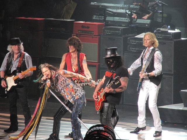 Slash performing with Aerosmith in Mansfield, Massachusetts on July 16, 2014