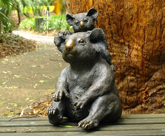 Amy and Oliver the bronze koalas (by Glenys Lindsay)