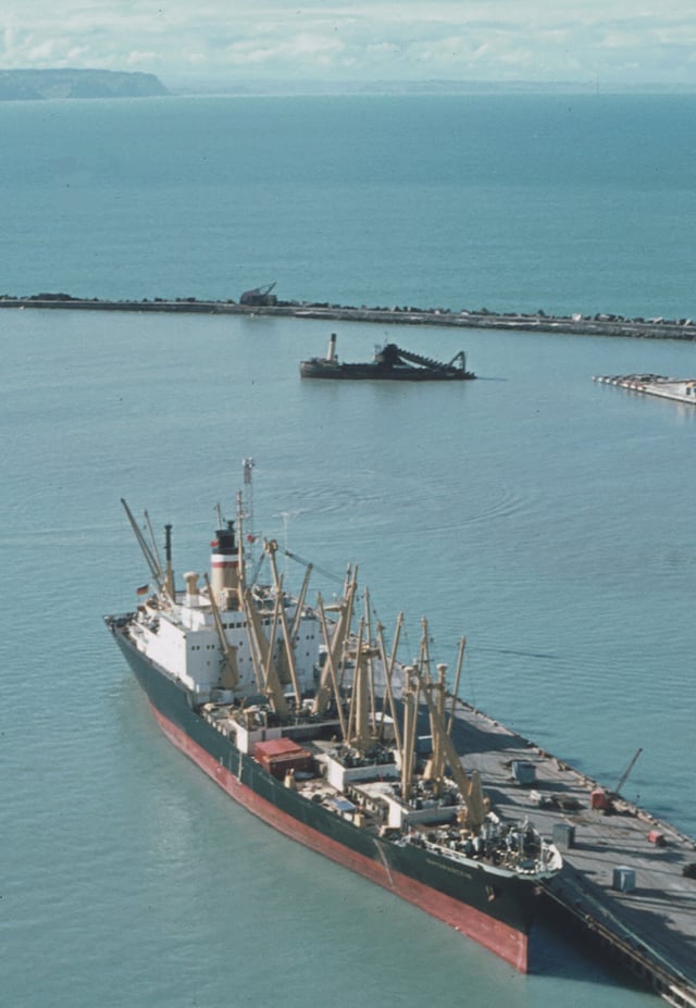 Cargo ship at the port of Napier, 1973
