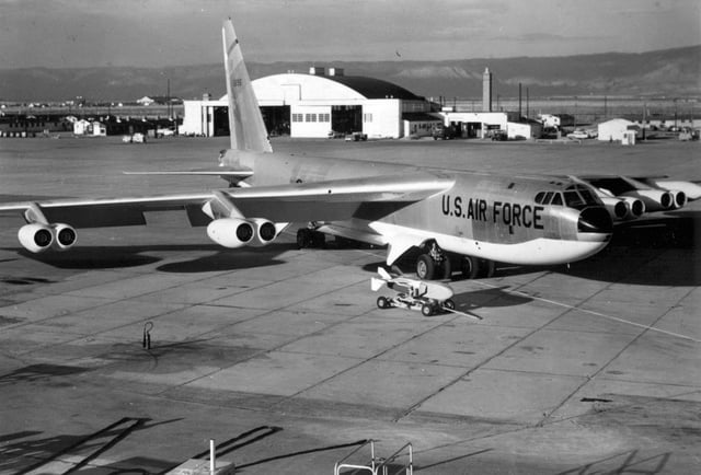 A B-52D with anti-flash white on the under side
