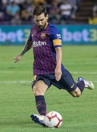 Messi taking a freekick against Real Valladolid in August 2018