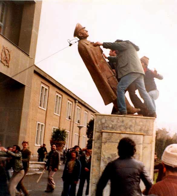 Supporters of the revolution remove a statue of the Shah in Tehran University, 1978