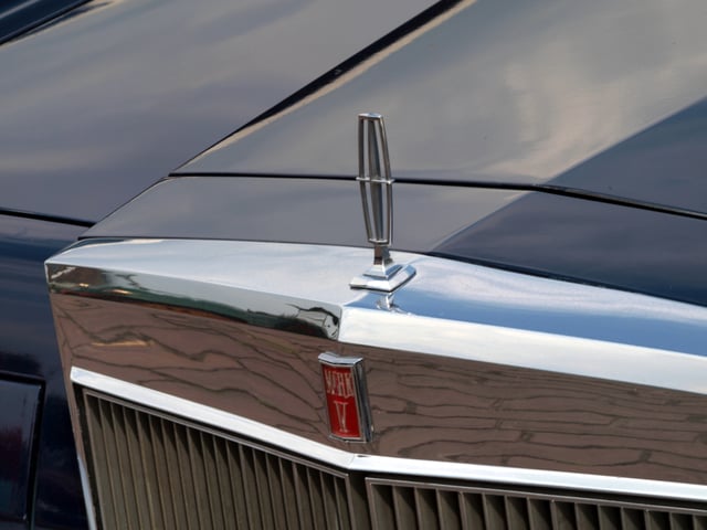 Hood ornament and grille insignia