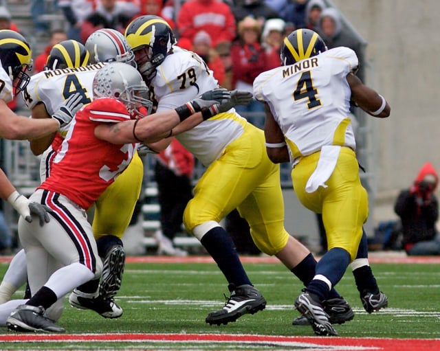 James Laurinaitis attempts to tackle Brandon Minor.