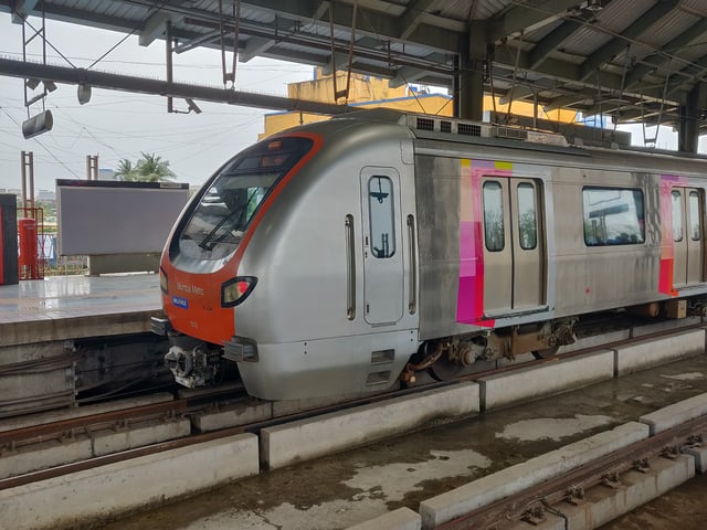 Metro rake of Mumbai metro Line 1 approaching Andheri station