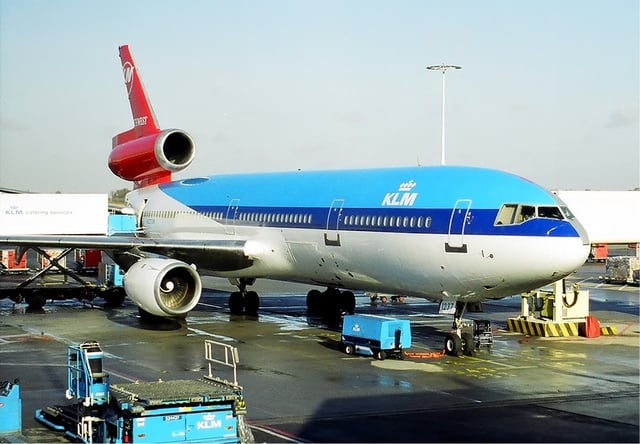 A McDonnell Douglas DC-10 operated by Northwest Airlines (tail number N237NW) in a hybrid Northwest-KLM livery (1999). This photo shows the starboard (above) and port side of the aircraft (below)