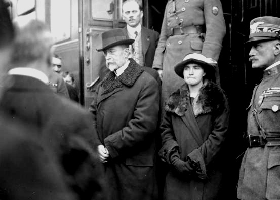 Masaryk and his daughter, Olga, returning from exile in 21 December 1918