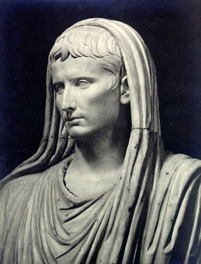 Augustus, capite velato
