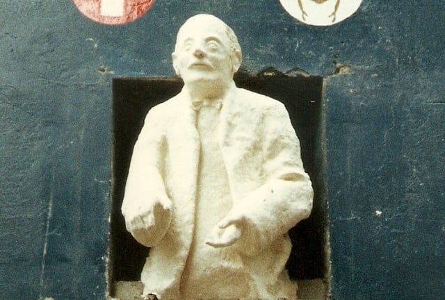 Original statue of Jung in Mathew Street, Liverpool, a half-body on a plinth captioned "Liverpool is the pool of life"