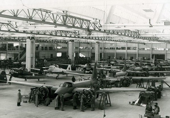 Late 1940s view of the FMA/IAe "Hangar 90" production line: I.Ae.22 DL (back) and I.Ae.24 Calquín (front)