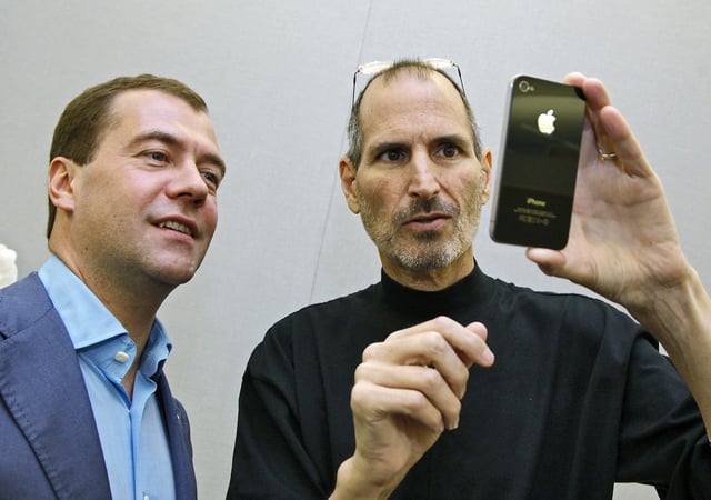 Jobs demonstrating the iPhone 4 to Russian President Dmitry Medvedev on June 23, 2010