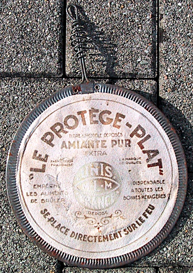 A household heat spreader for cooking on gas stoves, made of asbestos (probably 1950s; "Amiante pur" is French for "Pure Asbestos")