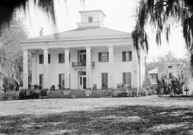 The Big House at D'Evereux Plantation. Built in 1840, the mansion is listed on the National Register of Historic Places.