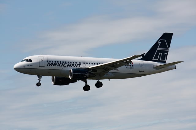 A Mexicana A319 landing at Vancouver International Airport