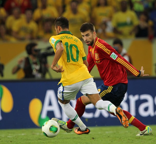 Piqué (right) in action for Spain in the 2013 FIFA Confederations Cup Final