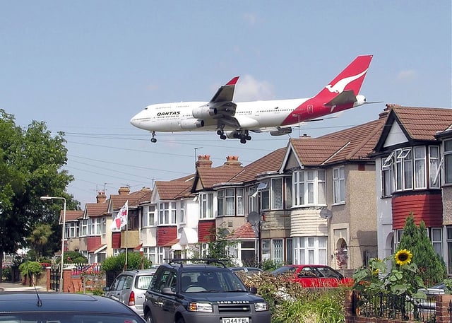 A Qantas Boeing 747-400 on approach to London Heathrow runway 27L