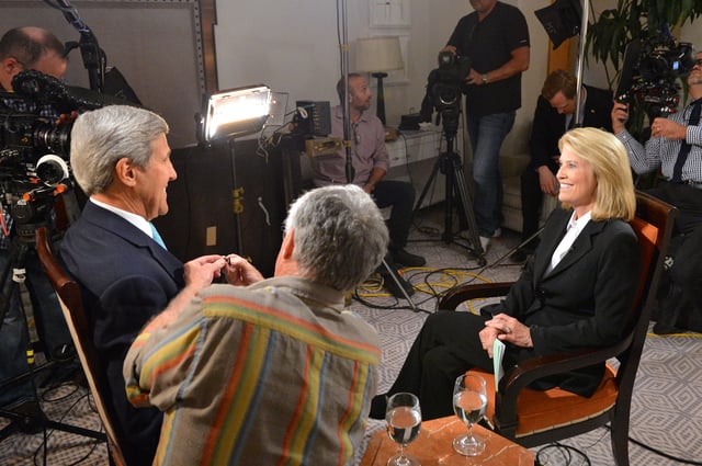 Van Susteren and Secretary of State John Kerry prepare for a 2015 Fox News interview