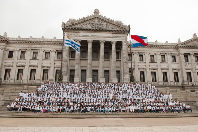Bicentennial celebrations in 2011. The image shows 500 school children from 19 schools across the country gathered at the Palacio Legislativo.