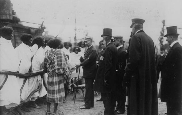 Wilhelm II talking with Ethiopians at the Tierpark Hagenbeck in Hamburg in 1909