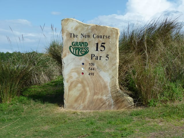 A marker stone indicating that this hole is a par-5 hole