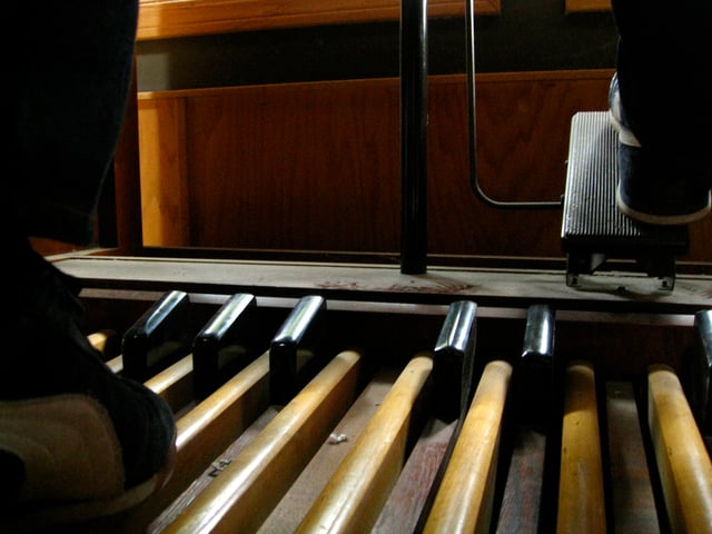 Unlike an American Guild of Organists pedalboard, a console Hammond normally has 25 pedals.