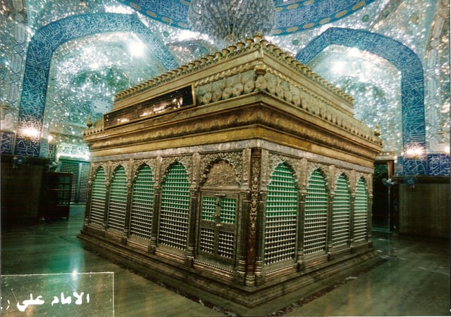 Inside view of the mosque in Najaf, before the renovations in 2008