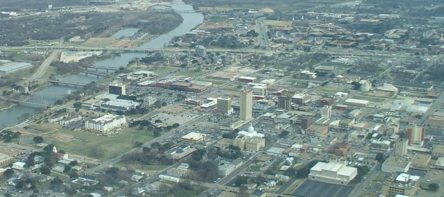 Aerial view of downtown Waco in 2009; Brazos River to the left and campus of Baylor University in the upper right
