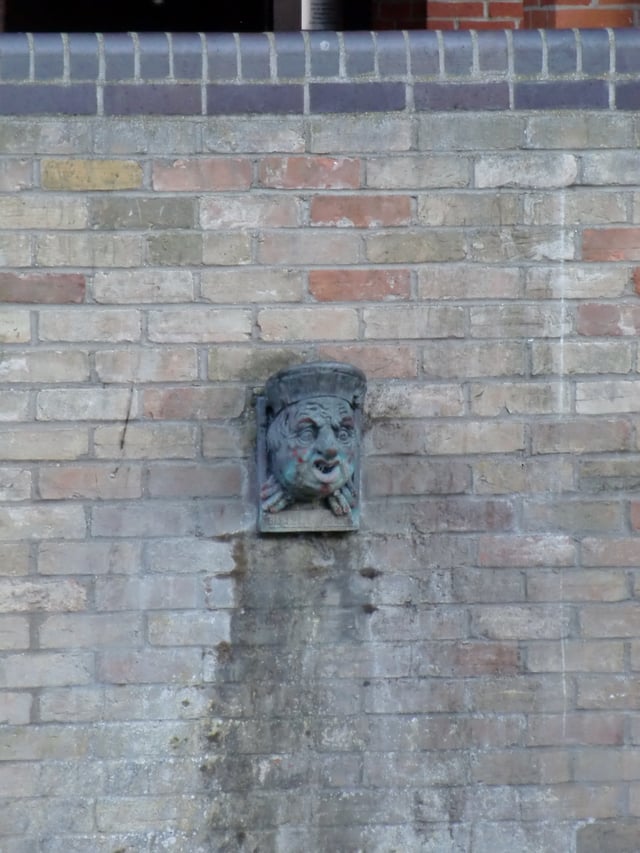 The modern gargoyle of Benedict Spinola in the Quayside site