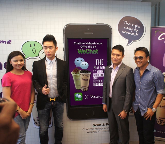 Chatime became the first beverage company in Malaysia to host an official account on WeChat. On the far left and right are WeChat ambassadors Lisa Surihani and Shaheizy Sam.