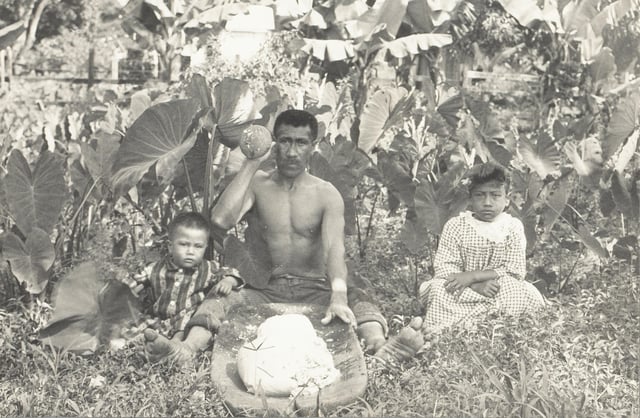Hawaiian man with his two children, circa 1890.