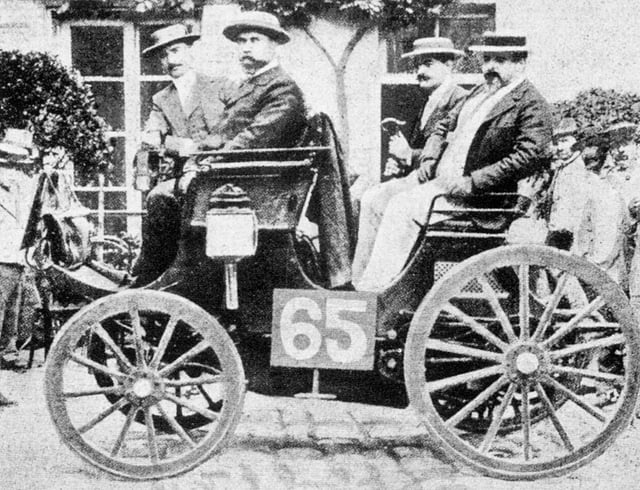 Albert Lemaître classified 1st in his Peugeot 3hp. Adolphe Clément-Bayard is the front seat passenger. (second from the left in the picture)
