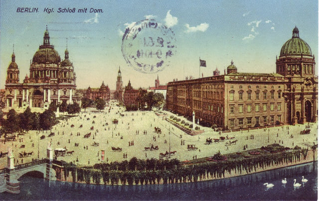 Berlin Cathedral (left) and Berlin Palace (right), 1900