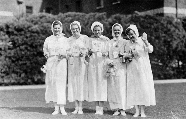 Vassar students celebrating Founder's Day in 1935