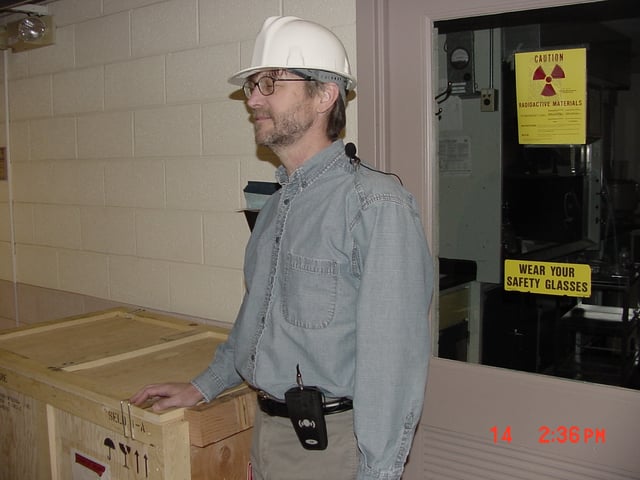 Worker wearing a personal noise dosimeter