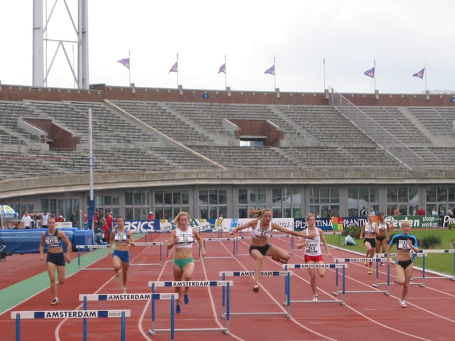 A women's 400 m hurdles race at the 2007 Dutch Championships