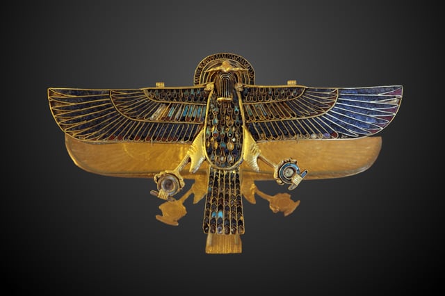Horus, Louvre, Shen rings in his grasp