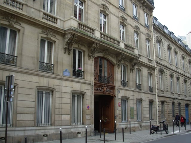 Entrance to the seat of the Société d'histoire des Juifs de Tunisie and the Alliance israélite universelle in Paris.