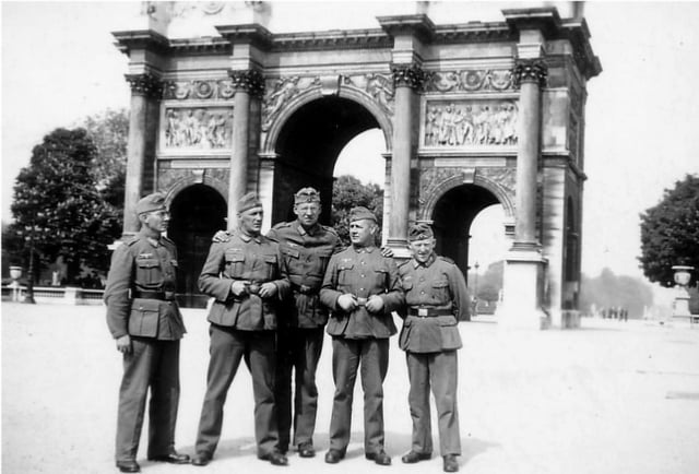 German Wehrmacht soldiers in front of the Arc de Triomphe du Carrousel, occupied Paris, 1940