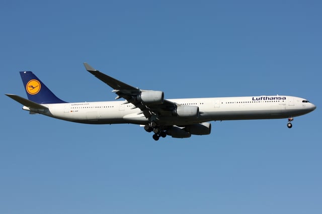 A Lufthansa Airbus A340-600 in the former 1988-2018 livery.