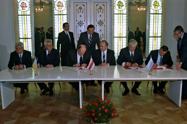 Ukrainian President Leonid Kravchuk and President of the Russian Federation Boris Yeltsin signed the Belavezha Accords, dissolving the Soviet Union, on 8 December 1991.