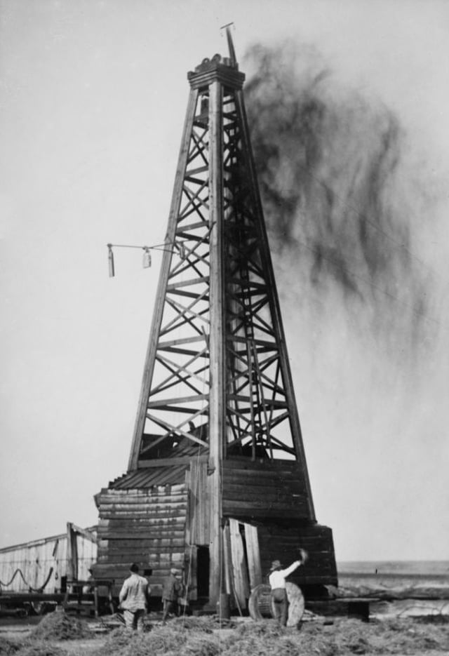 Oil derrick in Okemah, Oklahoma, 1922.