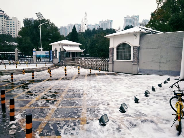 After a rare snow in Wuhan, the front door of a middle school was covered by thin ice surfaces