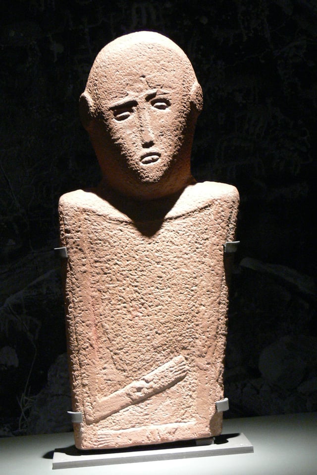 Anthropomorphic stela (4th millennium BC), sandstone, 57x27 cm, from El-Maakir-Qaryat al-Kaafa (National Museum, Riyadh)
